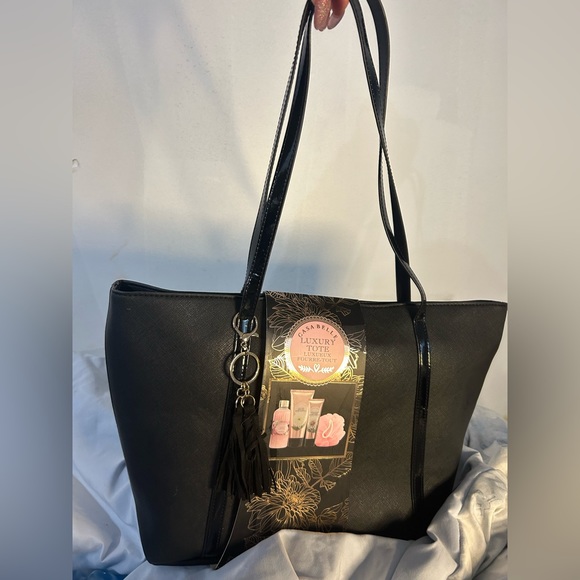 Brand new luxury reusable zippered tote filled with bath products - Picture 1 of 4